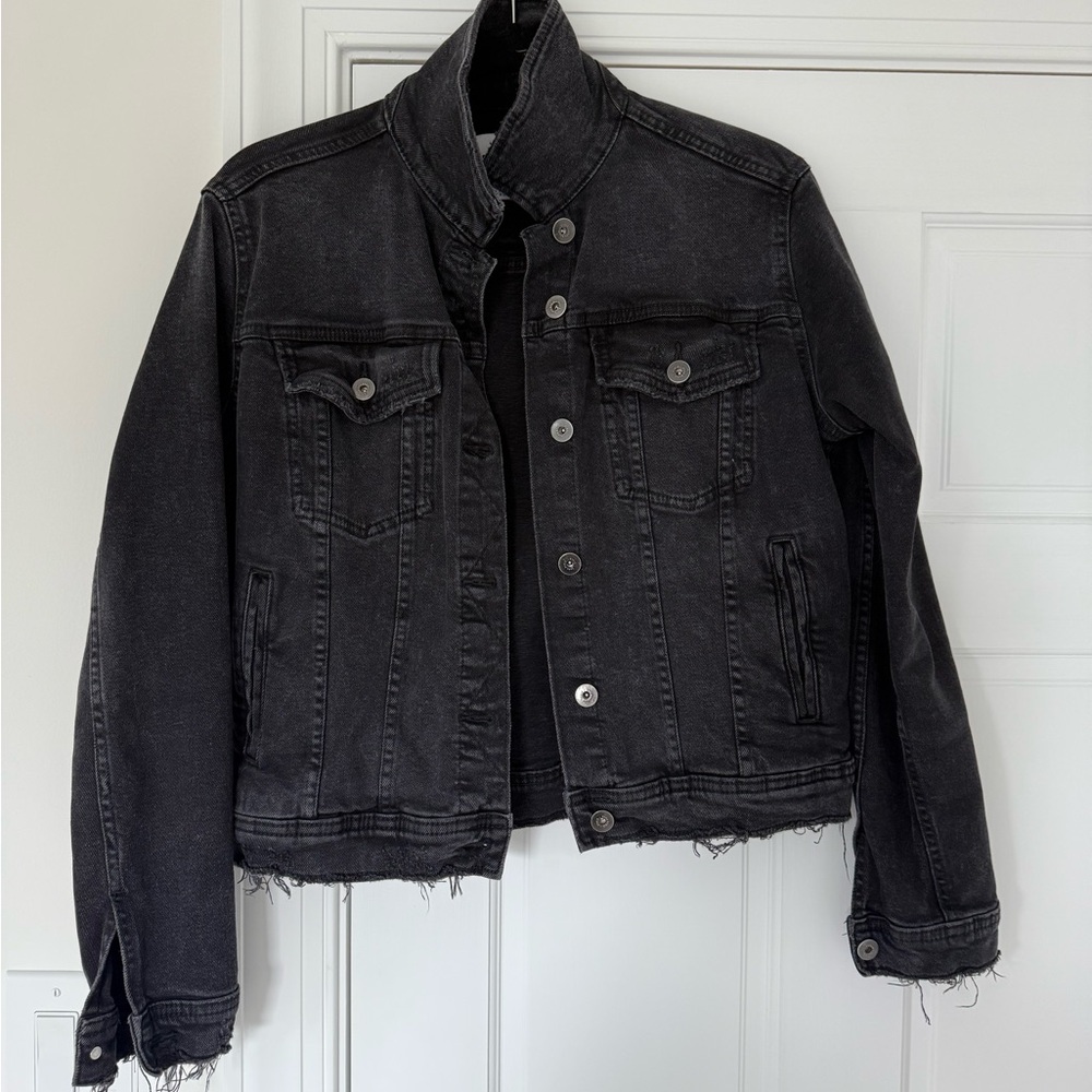 Zara Black Cropped Denim Jacket Raw Hem Size M